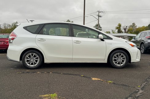 Used 2017 Toyota Prius V Four image 2