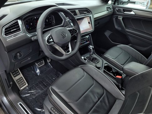 Certified 2022 Volkswagen Tiguan SEL R-Line image 9