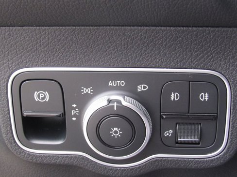 New 2025 Mercedes-Benz GLB 250 4MATIC image 36