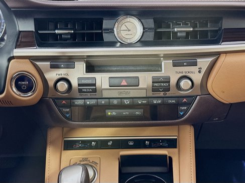 Used 2017 Lexus ES 300h image 13