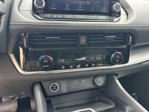Used 2022 Nissan Rogue SV image 15