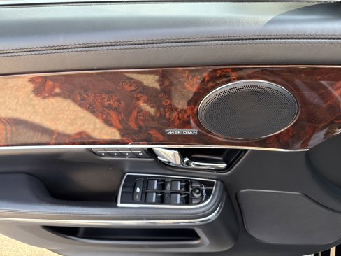 Used 2013 Jaguar XJ image 19