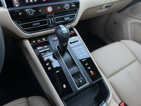 Certified 2025 Porsche Macan image 23