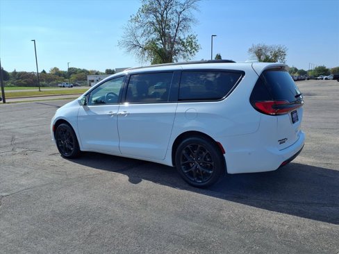 Used 2022 Chrysler Pacifica Touring-L w/ Uconnect Theater Family Group image 5