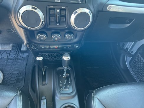 Used 2015 Jeep Wrangler Unlimited Sahara w/ Connectivity Group image 10