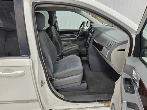 Used 2010 Chrysler Town & Country Touring image 12