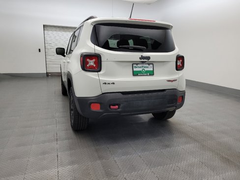 Used 2015 Jeep Renegade Trailhawk image 6