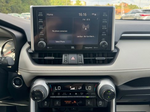 Used 2021 Toyota RAV4 XLE Premium image 31