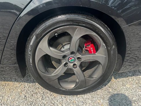 Used 2017 Alfa Romeo Giulia w/ Sport Appearance Package image 23