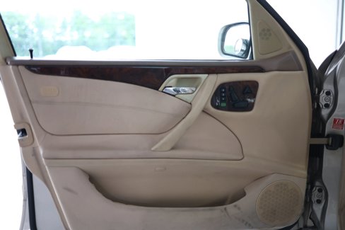 Used 2000 Mercedes-Benz E 320 Sedan image 24