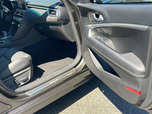 Used 2025 Genesis G70 2.5T image 32