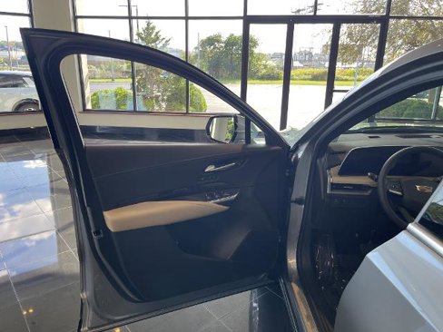 Used 2025 Cadillac XT4 Premium Luxury image 13