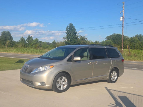 Used 2015 Toyota Sienna LE image 2