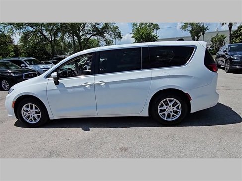 Used 2023 Chrysler Pacifica Touring-L image 14