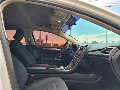 Used 2017 Ford Fusion SE w/ Fusion SE Technology Package image 12