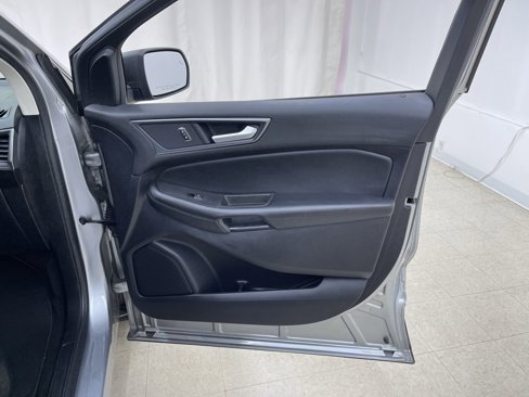 Used 2020 Ford Edge SE image 9