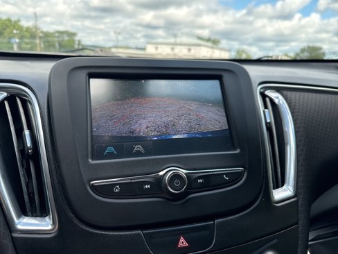 Used 2017 Chevrolet Malibu LT image 32
