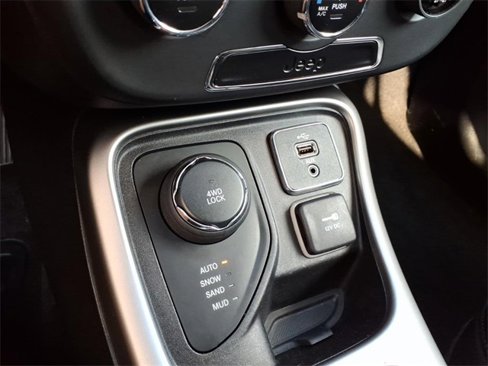 Used 2017 Jeep Compass Latitude image 21