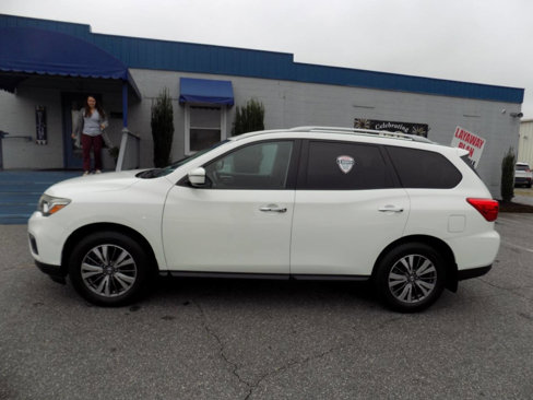 Used 2017 Nissan Pathfinder S image 3