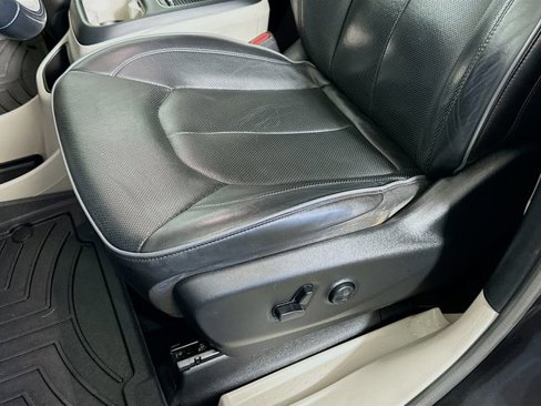 Used 2020 Chrysler Pacifica Limited image 22