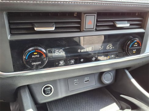 Used 2023 Nissan Rogue SV image 17