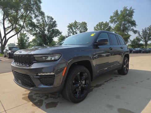 Used 2024 Jeep Grand Cherokee Limited w/ Black Appearance Package image 3