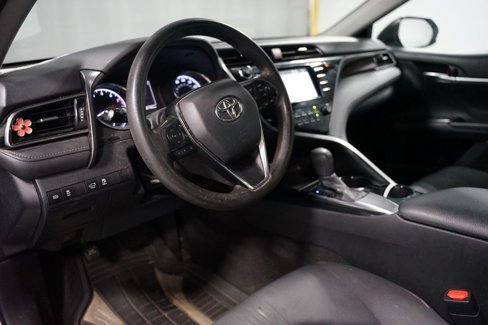 Used 2020 Toyota Camry LE image 6