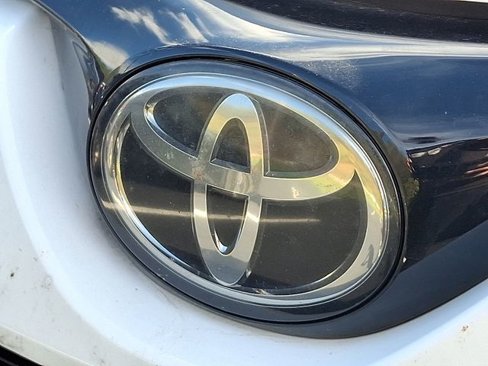Used 2018 Toyota RAV4 LE image 4