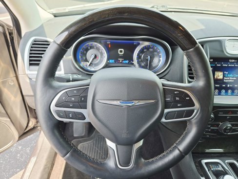 Used 2017 Chrysler 300 C image 21