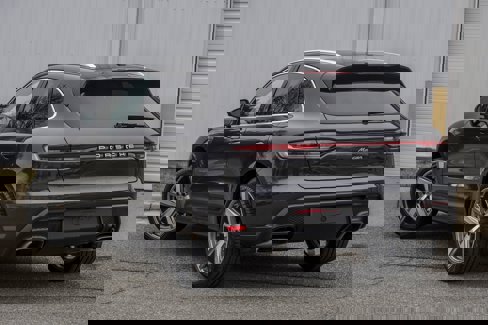 Certified 2024 Porsche Macan image 3