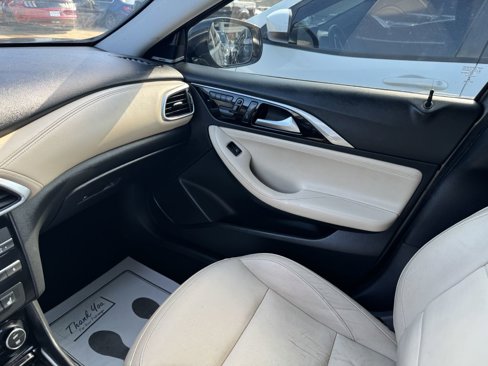 Used 2018 INFINITI QX30 Premium w/ Navigation Package image 17
