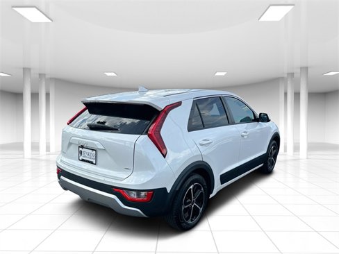 Certified 2023 Kia Niro LX image 3
