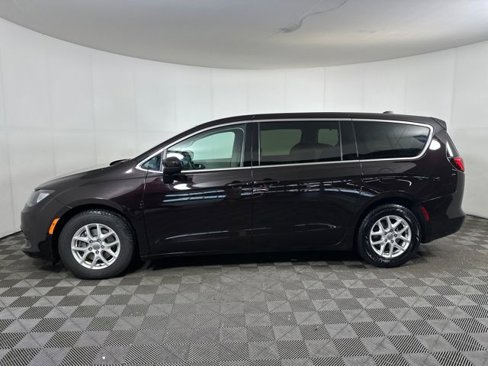 Used 2017 Chrysler Pacifica Touring image 6