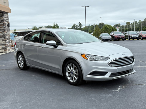 Used 2017 Ford Fusion SE w/ Fusion SE Technology Package image 6