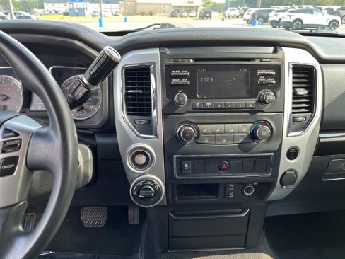 Used 2018 Nissan Titan S image 17