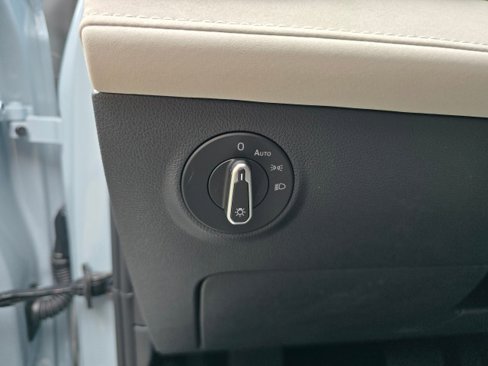 New 2025 Volkswagen Taos SE image 28
