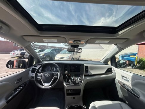 Used 2018 Toyota Sienna XLE image 21