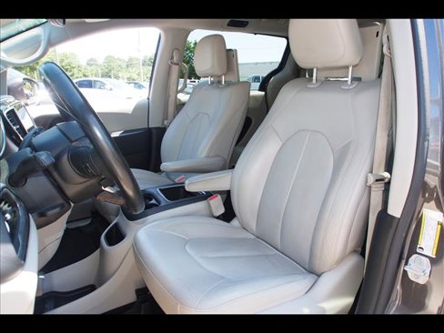 Used 2019 Chrysler Pacifica Touring-L Plus w/ Advanced Safetytec Group image 20