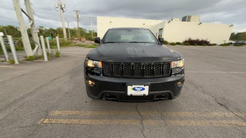 Used 2019 Jeep Grand Cherokee Laredo image 3