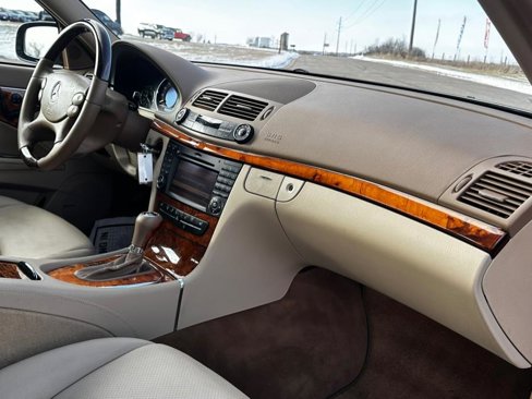 Used 2009 Mercedes-Benz E 350 4MATIC Sedan image 24