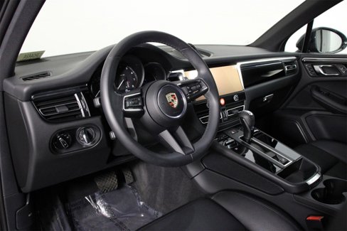 Used 2025 Porsche Macan image 4