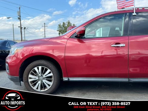 Used 2017 Nissan Pathfinder SV image 11