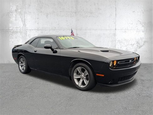 Used 2019 Dodge Challenger SXT image 2