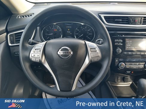 Used 2016 Nissan Rogue SV image 2