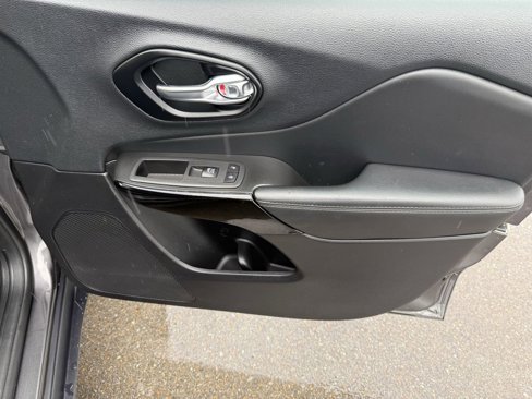 Used 2023 Jeep Cherokee Altitude Lux image 40