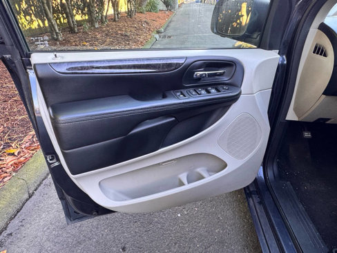 Used 2014 Dodge Grand Caravan SXT image 29