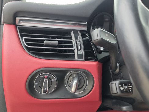 Used 2023 Porsche Macan Turbo image 33