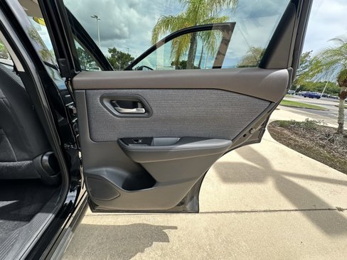 Used 2022 Nissan Rogue SV image 29