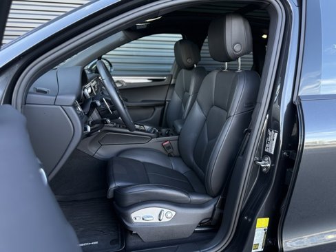 Certified 2025 Porsche Macan image 5