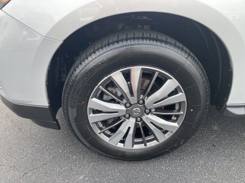 Used 2020 Nissan Pathfinder SV image 18